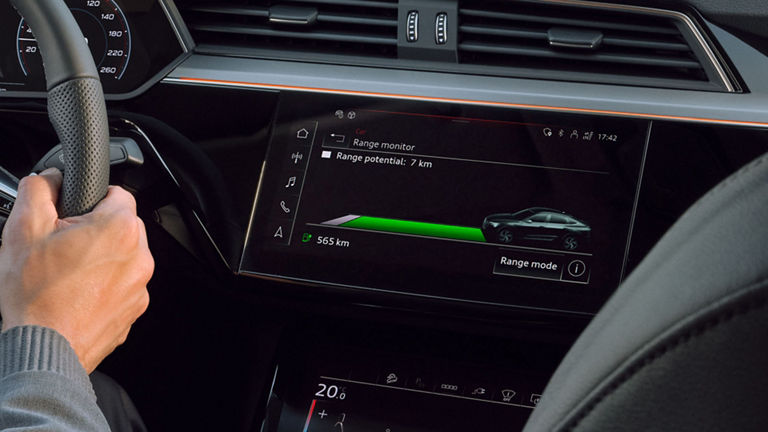 Audi Q8 e-tron MMI-lähikuva