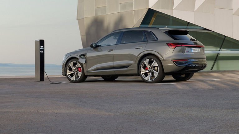 Audi Q8 e-tron sivulta