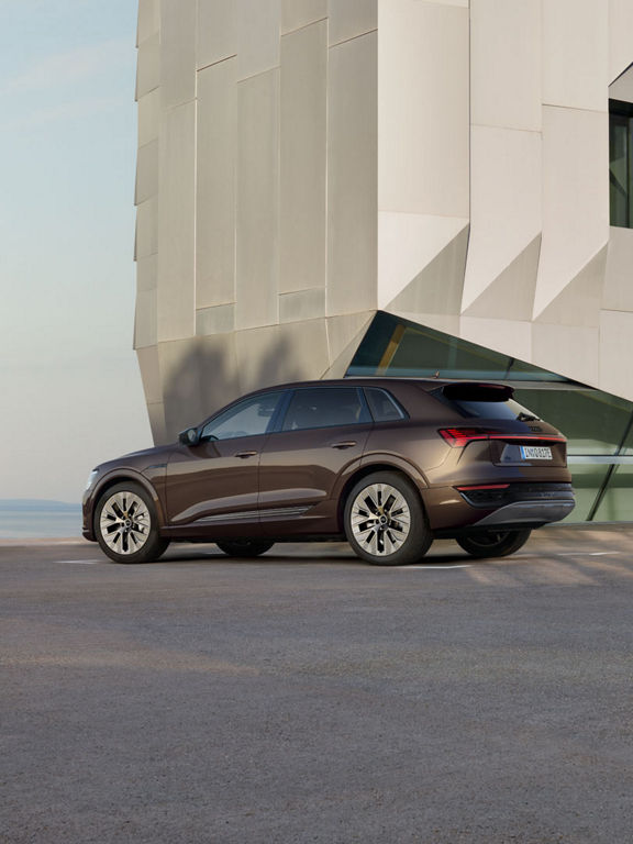 Foto de la parte lateral y trasera de un Audi Q8 e-tron con paquete Advanced plus.