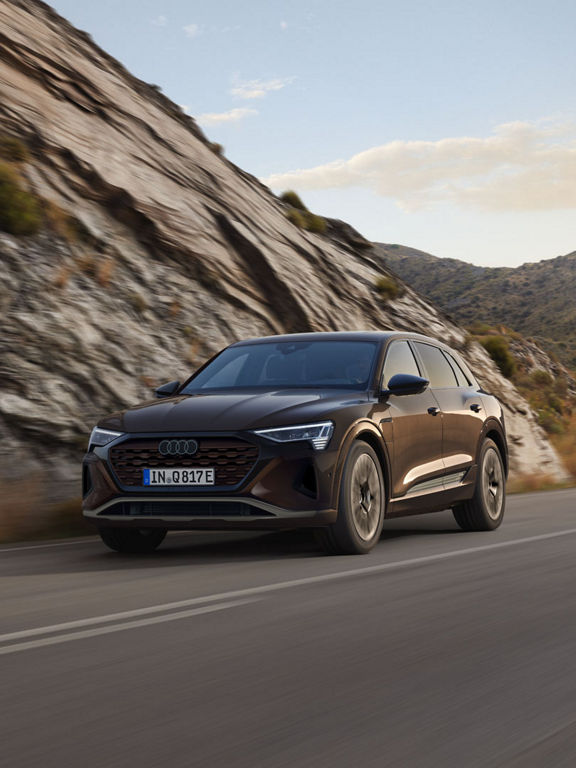 Foto de la parte frontal de un Audi Q8 e-tron con paquete Advanced plus.