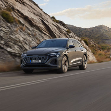 Dynamic front view Audi Q8 e-tron