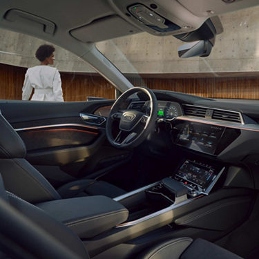Side cockpit view Audi Q8 Sportback e-tron