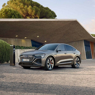 Side rear view Audi Q8 Sportback e-tron