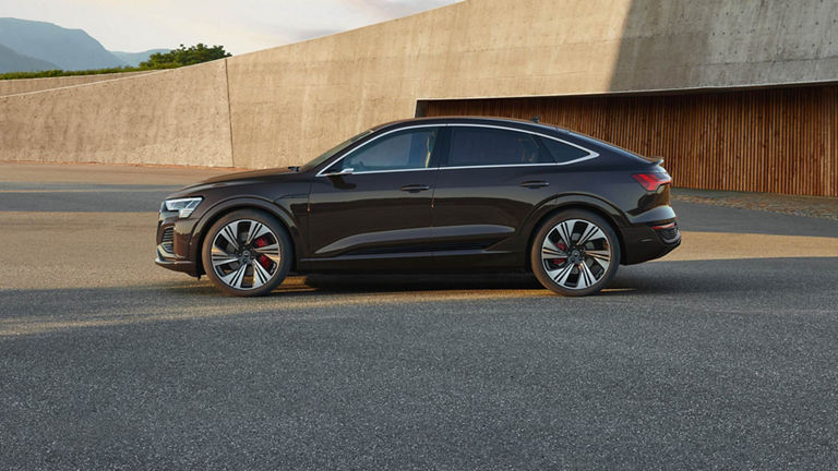 side view Audi Q8 Sportback e-tron