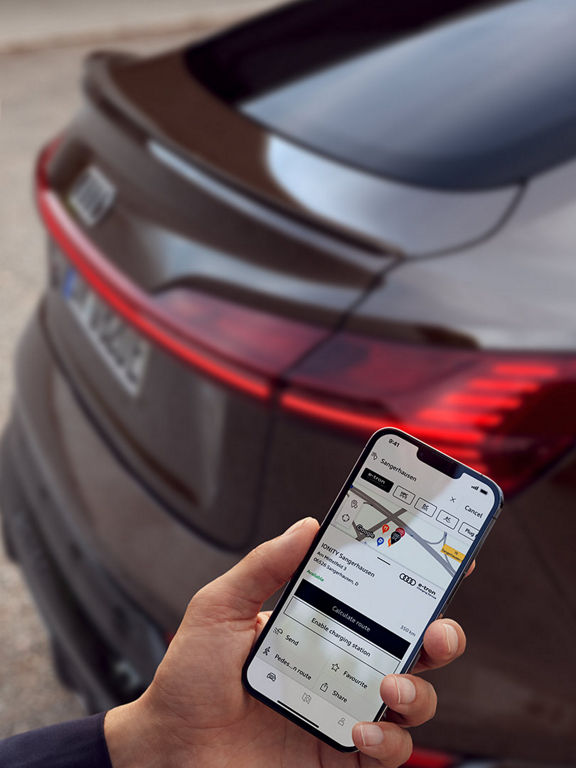 Smartphone zeigt die myAudi App
