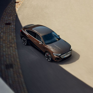 Dynamic top view Audi Q8 Sportback e-tron