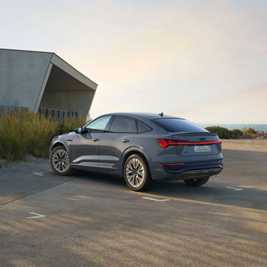Seitliche Heckansicht Audi Q8 Sportback e-tron