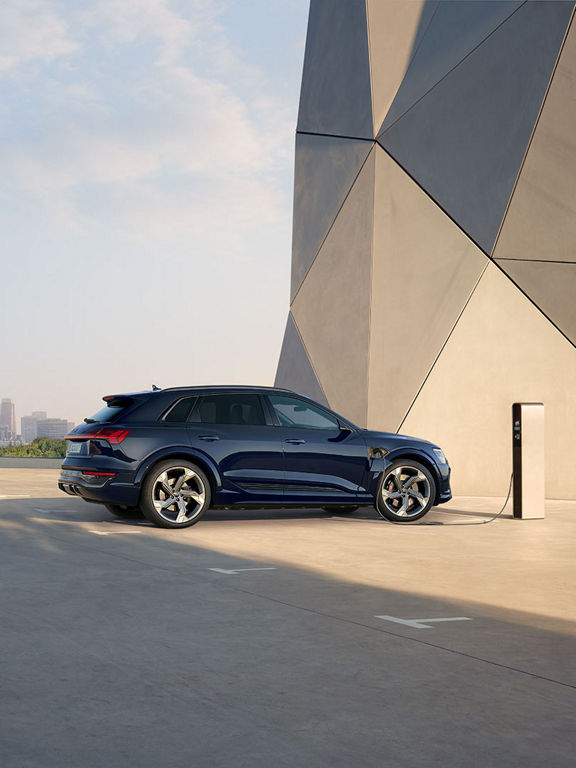 Foto de un Audi SQ8 e-tron personalizado con Audi exclusive.