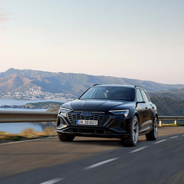 Dynamic front view Audi SQ8 e-tron