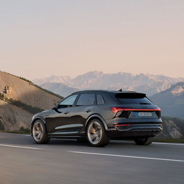 Dynamic side view Audi SQ8 e-tron