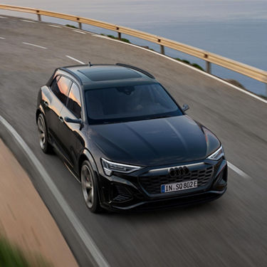 Dynamic top view of the Audi SQ8 e-tron