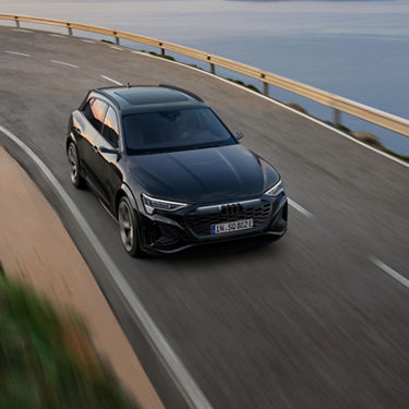 Dynamic top view Audi SQ8 e-tron