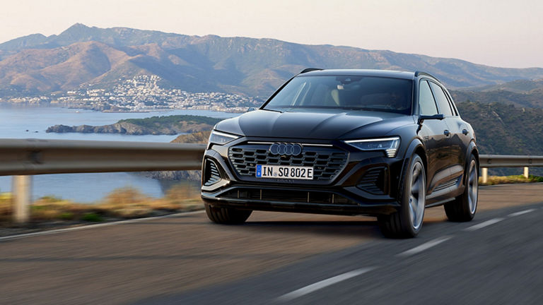  Dynamiczny widok z boku Audi Q8 e-tron