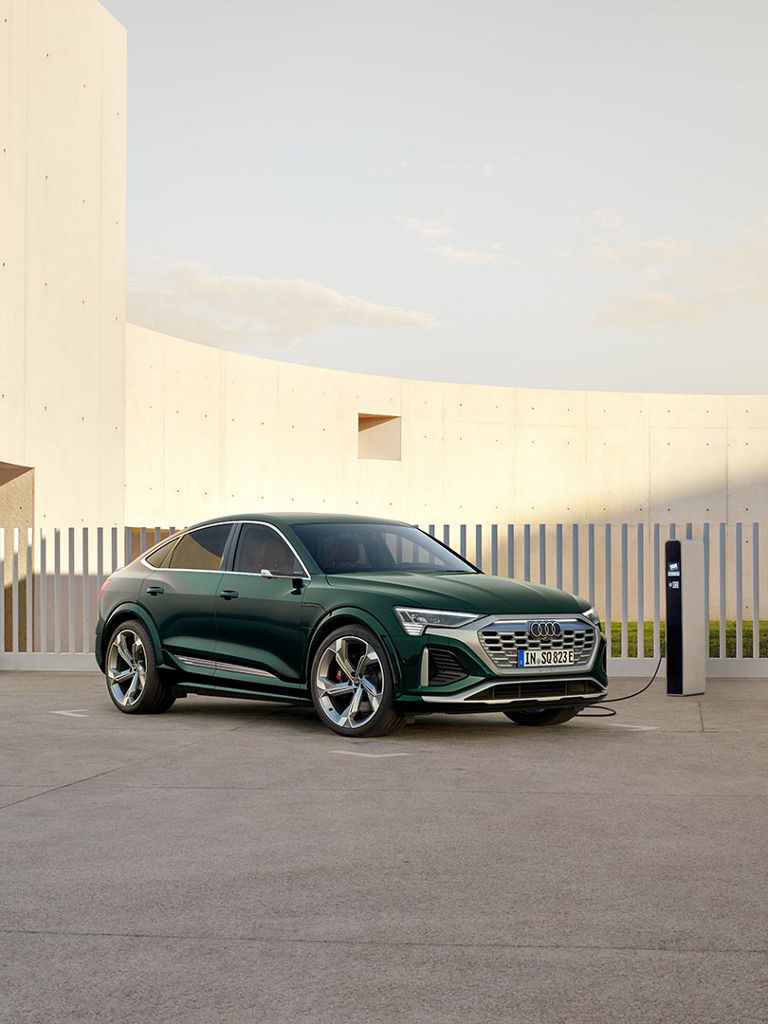 Q8 e-tron sett fra siden med Audi exclusive-lakk 