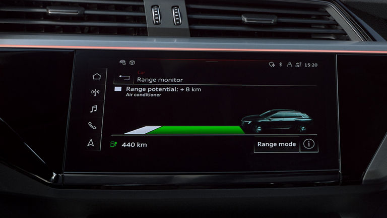 Zbliżenie na wyświetlacz MMI Audi Q8 e-tron