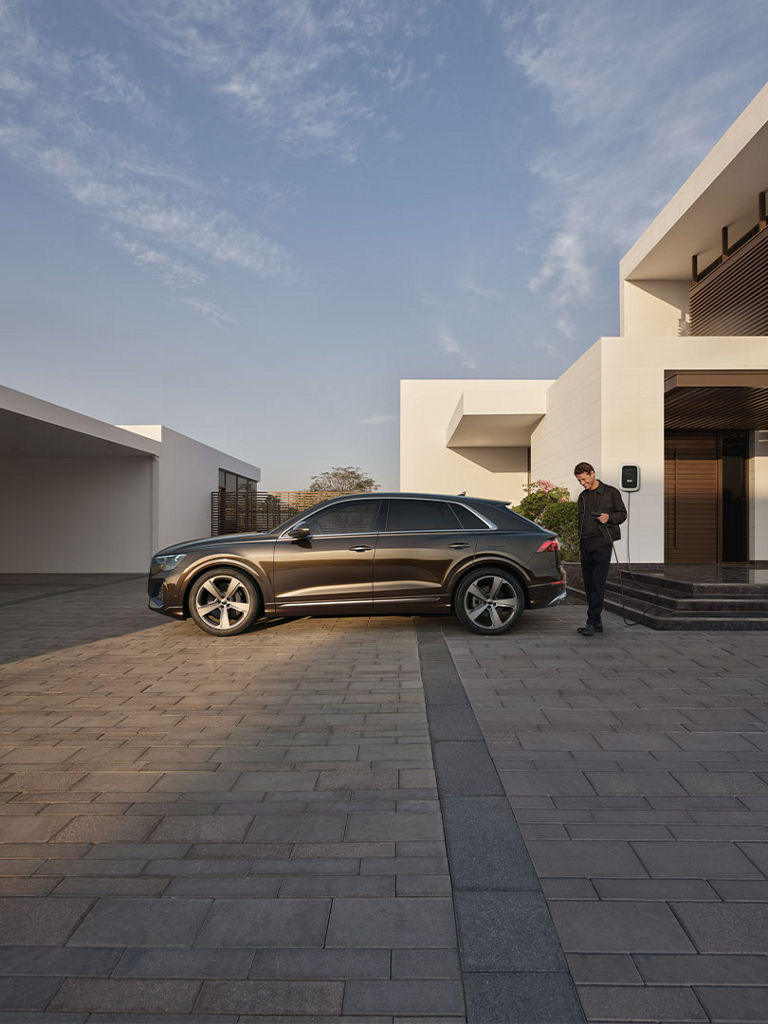 Mies lataa Audi Q8 TFSI e -mallia kotona