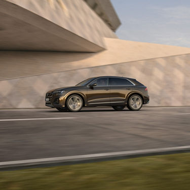 Audi Q8 SUV TFSI e ajokuva sivusta