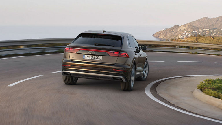 Audi Q8 TFSI e ajokuva takaa