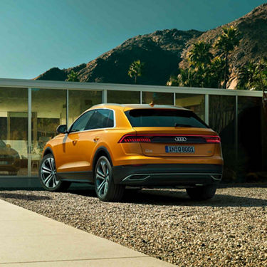 Side rear view Audi Q8