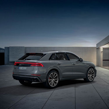 Side view Audi Q8