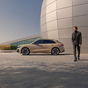 Audi Q8 SUV’nin yandan görünümü