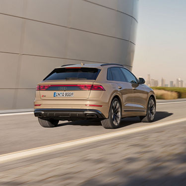 Audi Q8 SUV’nin dinamik önden görünümü
