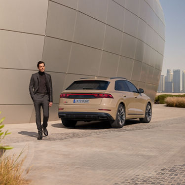 Audi Q8 SUV’nin yandan ve arkadan görünümü