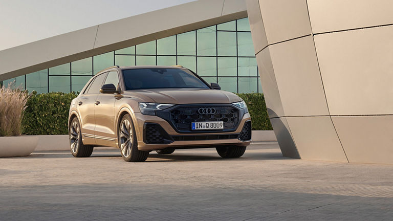 Audi Q8 SUV ön ve arka görünüm