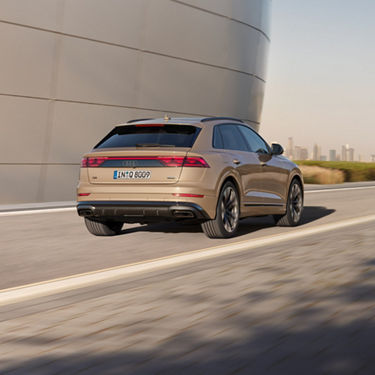 Dynamische Frontansicht Audi Q8 SUV