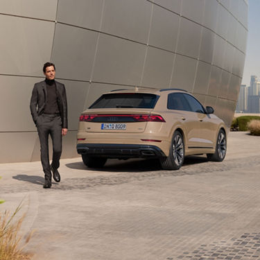 Seitliche Heckansicht Audi Q8 SUV mit Model