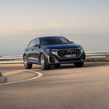 Dynamic side view Audi SQ8 SUV