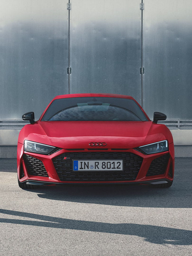El Audi R8 Coupé V10 Performance RWD cuenta con una impresionante vista frontal. 