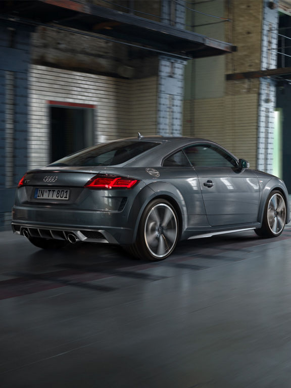 Foto de un Audi TT Coupé visto desde la parte trasera.