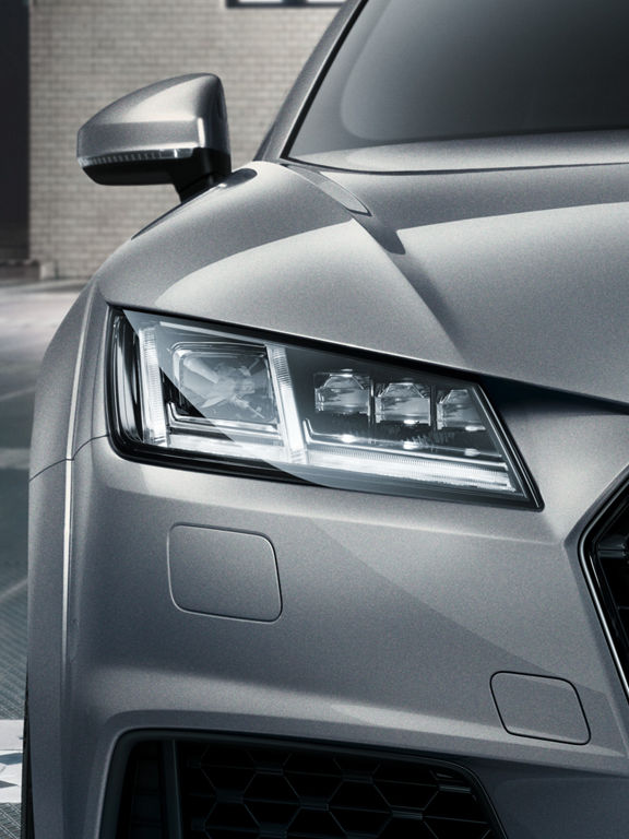 Foto de los faros de un Audi TT Coupé visto.