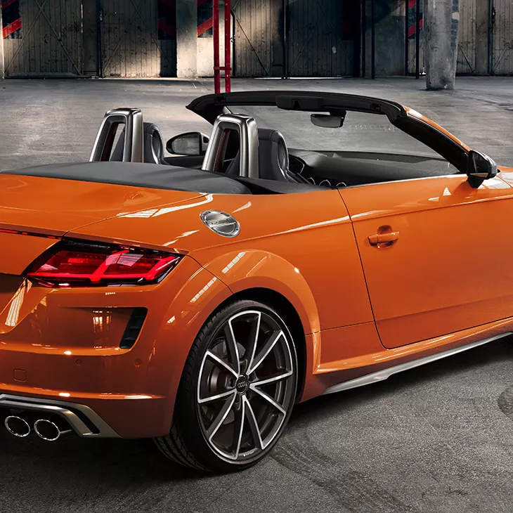 Geöffnetes Stoffverdeck im Audi TTS Roadster