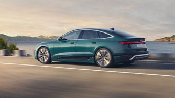 Seitenansicht eines S6 Sportback e-tron dynamische fahrt