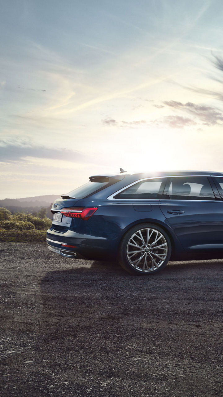 Audi A6 Avant steht vor Sonnenuntergang