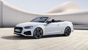 Mann fährt im Audi TT RS Roadster Neuwagen