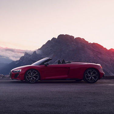 Audi R8 Spyder V10 vor einer Bergkulisse