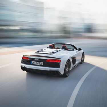 Audi R8 Spyder V10 performance quattro fährt auf einer Straße