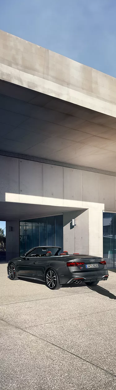  Eine Frau läuft an einem parkenden Audi S5 Cabriolet vorbei