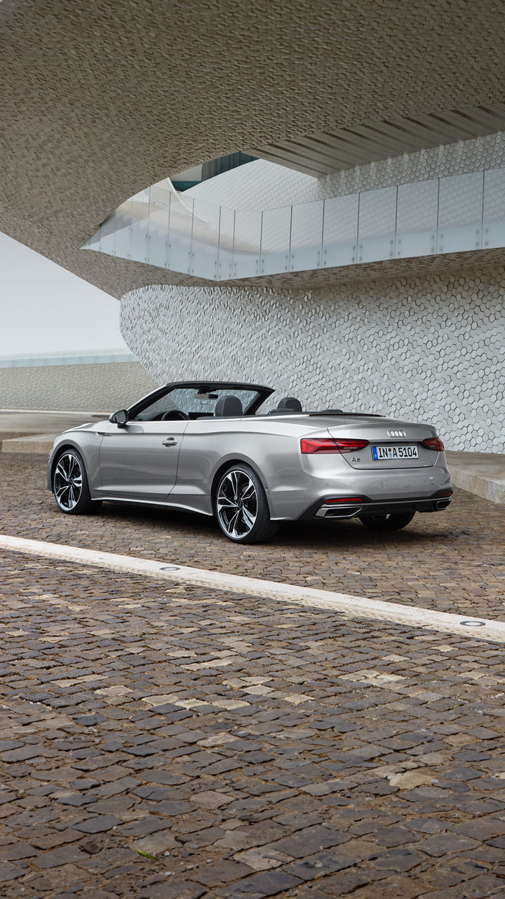 Audi A5 Cabriolet steht vor einem Gebäude