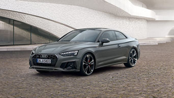 Audi A5 Coupé vor Gebäude