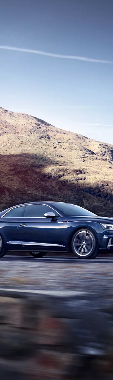 Audi S5 Coupé TDI fährt an Berg vorbei