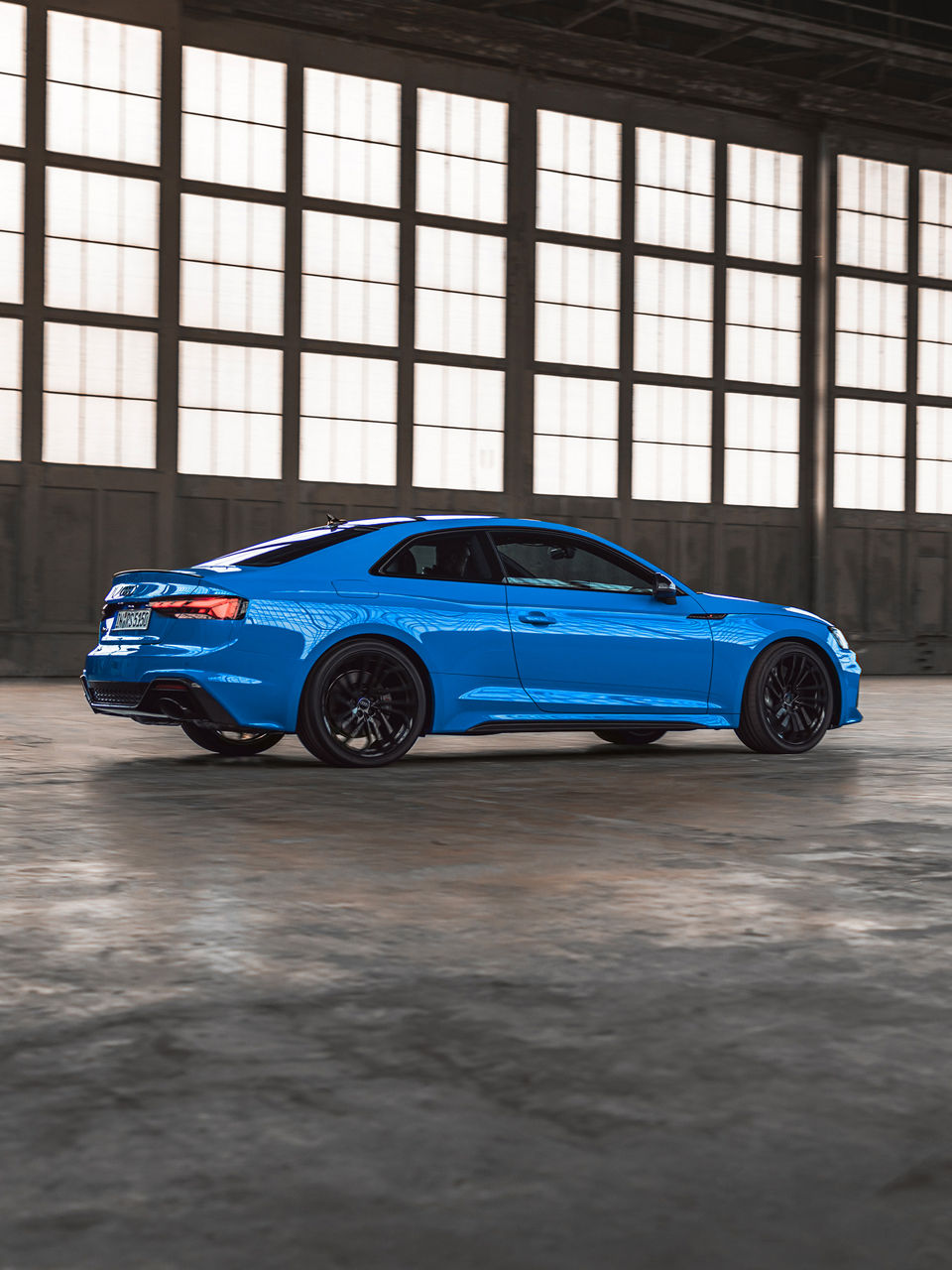 SUV Audi RS 5 Coupé fährt auf Parkdeck