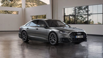 Audi A8 steht in der Dämmerung