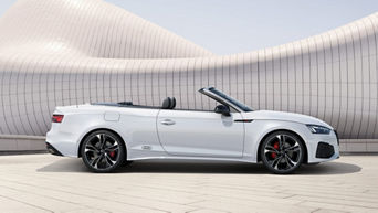 Seitenansicht eines weißen Audi A5 Cabriolet