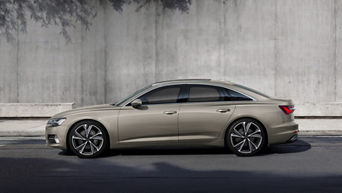 Seitenansicht eines cremefarbenen Audi A6