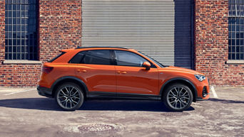 Seitenansicht eines orangenen Audi Q3