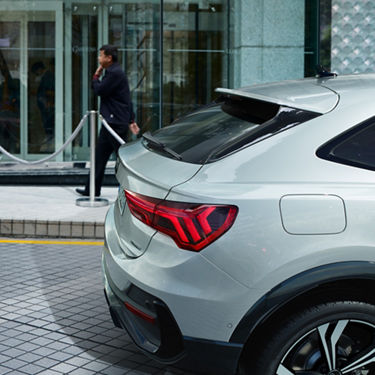 Audi Q3 Sportback parkt vor einem Gebäude